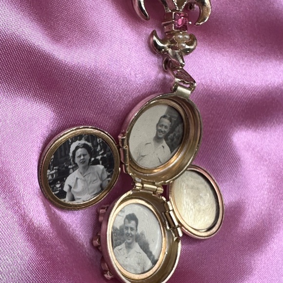 BROOCH: Rare vintage Pegasus, coral gold tone, rose, pink, locket, one of a kind - Picture 4 of 17